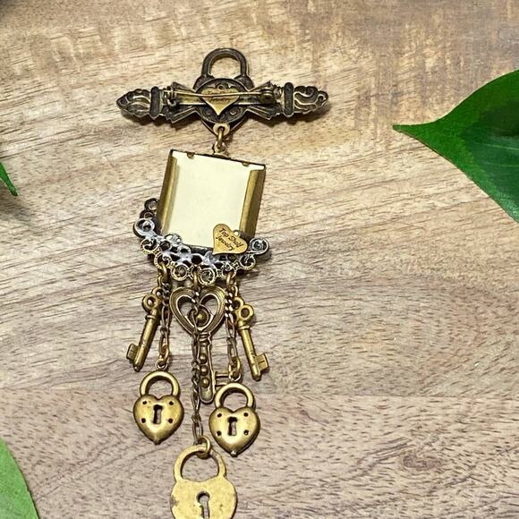 Top Shelf Jewelry Photo Frame Locket Keys to Your Heart Brooch Lapel Pin Vintage - Picture 4 of 8